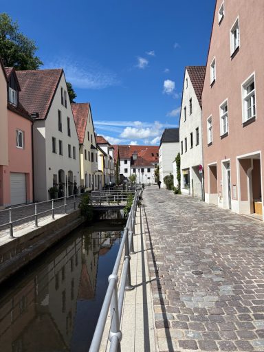 Kaffee am ruhigen Bachlauf
